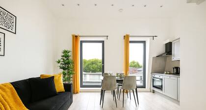 Modern Spacious Flat w/ Balcony | Ealing Broadway, 15min Central