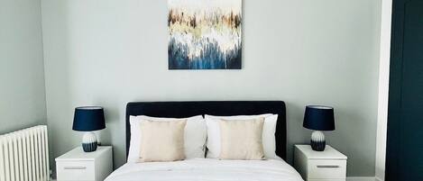 Een strijkplank/strijkijzer, internet, beddengoed