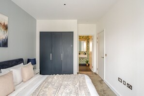 Iron/ironing board, Internet, bed sheets