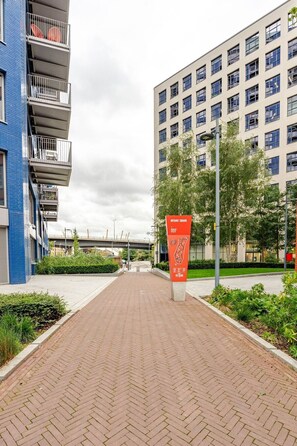 المنطقة المحيطة بالمنشأة