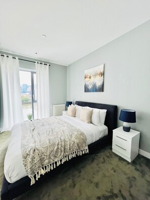 2 عدّة غرف نوم ومكواة/لوح كي وخدمة ا�لإنترنت وملاءات أسرّة