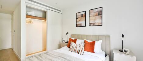 2 dormitorios, escritorio, tabla de planchar con plancha y cuna de viaje