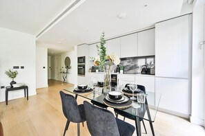 Dining - Spacious 2BR Flat w/ Balcony | Fast WiFi & Central London Access (Greater London)