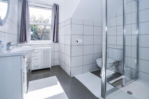 Shower, towels, soap, shampoo - Beckenham Park Hotel (Beckenham)