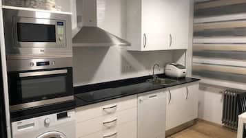Een magnetron, een oven, een kookplaat, een vaatwasser