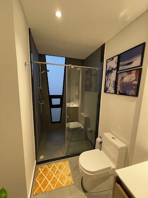 Haartrockner, Handtücher, Seife, Toilettenpapier