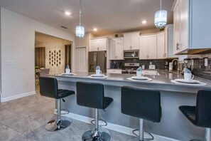 Een koelkast, een microgolfoven, een vaatwasser