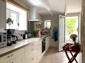 Réfrigérateur, micro-ondes, plaque de cuisson, lave-vaisselle