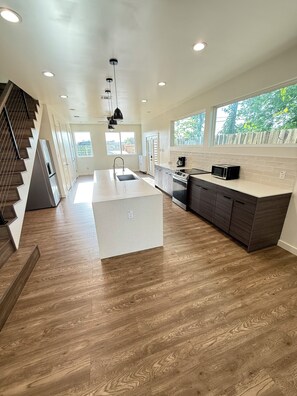 Fridge, microwave, oven, stovetop -  5 mins away from NRG STADIUM. New Build 3-bedroom house located in Med Center (Houston)