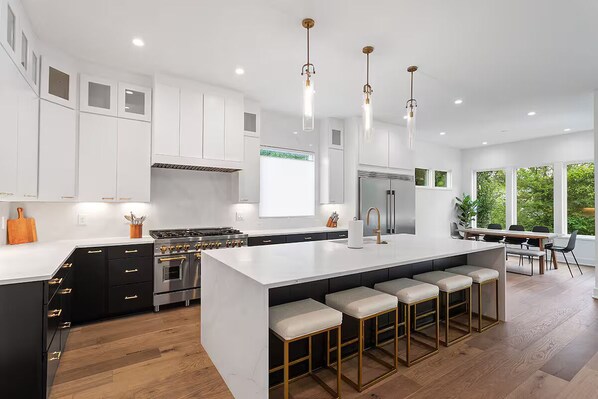 Kjøleskap, mikrobølgeovn, ovn og kokeplater