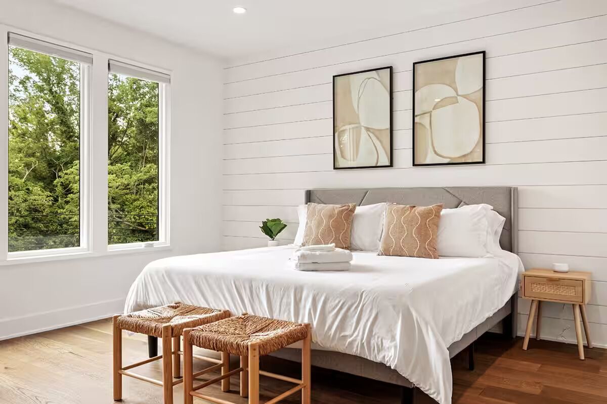 4 habitaciones, escritorio y tabla de planchar con plancha 