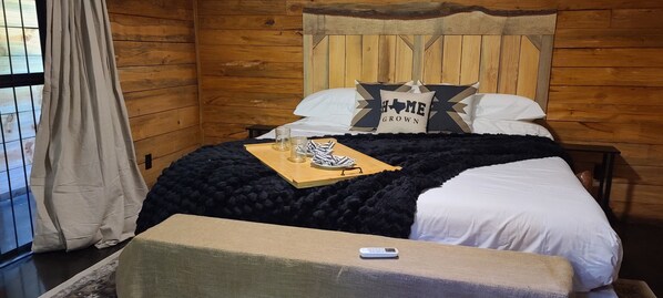 1 bedroom, desk, WiFi, bed sheets