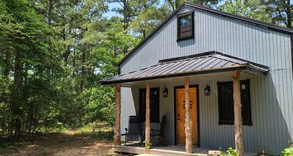 Hidden in East Texas Piney Woods - Rustic Western Jail Cabin - Canton 1st Monday