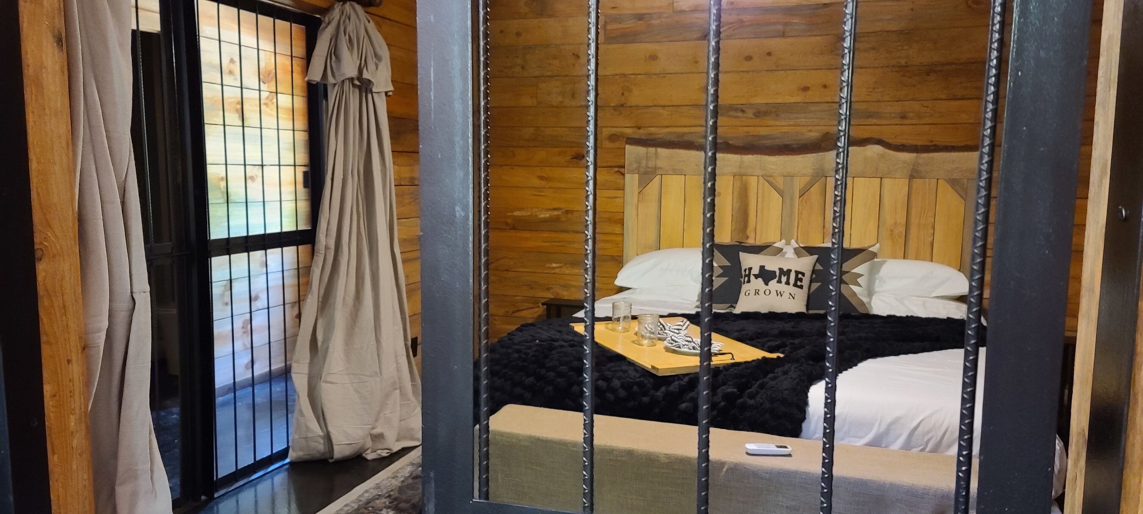 1 bedroom, desk, WiFi, bed sheets