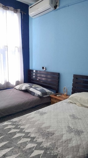 Chambre Double, plusieurs lits, salle de bains privée