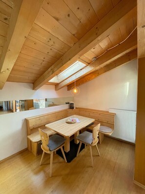 Dining - Apartment Barbara -Central in Schenna, hiking & relaxation for couples & families (Schenna)