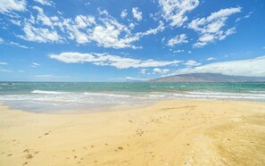 Tæt på stranden, liggestole, badehåndklæder