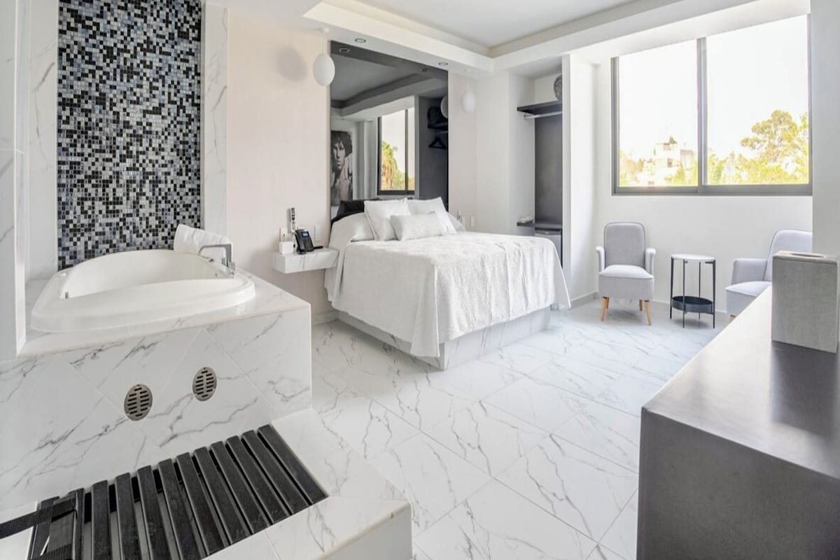 Badezimmer | Kostenlose Toilettenartikel, Haartrockner, Handtücher