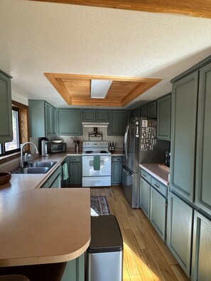 Fridge, microwave, oven, stovetop - Relaxing mountain escape, fully stocked, with Wi-Fi in Pinetop Country Club (Pinetop Country Club)