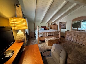 3 bedrooms, desk, WiFi, bed sheets