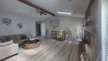 Smart TV, fireplace, books, stereo