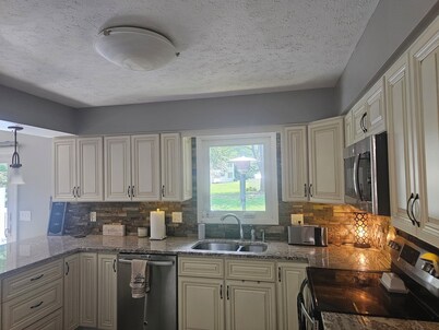 Spacious 7-bedroom house in lovely Avon Lake with AC, WiFi & close to Lake Erie