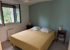 2 chambres, fer et planche à repasser