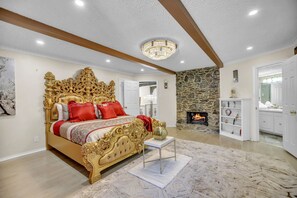 4 bedrooms, in-room safe, desk, iron/ironing board