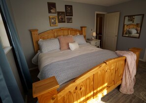 2 bedrooms, desk, iron/ironing board, WiFi