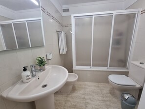 Secadora de cabello, bidet, toallas, jabón 