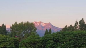 Una montaña bajo un cielo despejado.