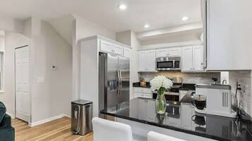 Refrigerador, microondas, horno y parrilla de estufa