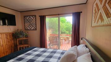 4 bedrooms, in-room safe, desk, iron/ironing board