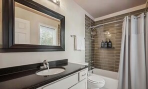 Douche, sèche-cheveux, shampoing