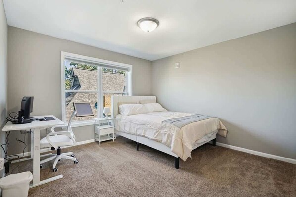 1 chambre, bureau, fer et planche à repasser, lit parapluie