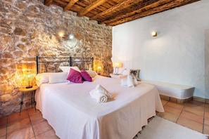 4 bedrooms, iron/ironing board, WiFi, bed sheets