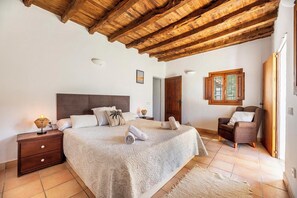4 bedrooms, iron/ironing board, WiFi, bed sheets