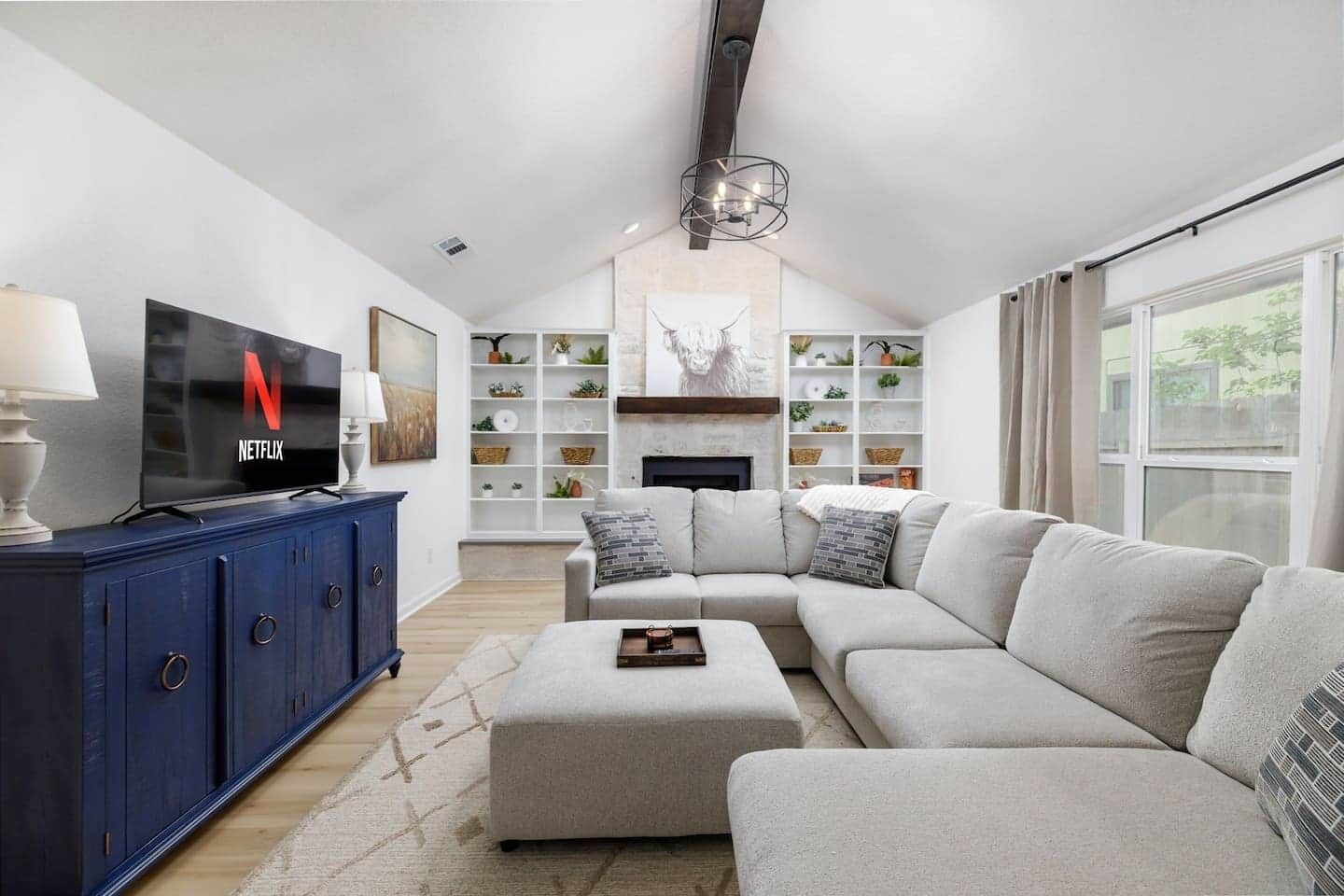 Smart TV, fireplace