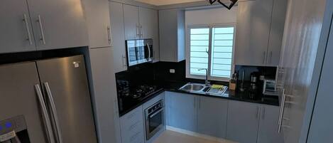 Een koelkast, een microgolfoven, een oven