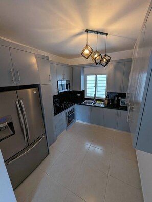 Kühlschrank, Mikrowelle, Ofen, Wasserkocher mit Kaffee-/Teezubehör