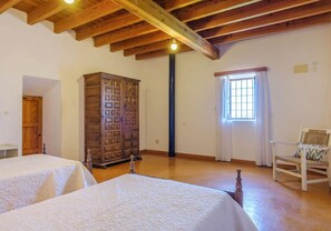 3 bedrooms, iron/ironing board, internet, bed sheets