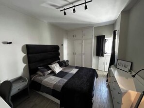 1 chambre, fer et planche à repasser, Wi-Fi gratuit, draps fournis