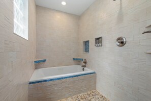 Dusche, Whirlpool, Haartrockner, Handtücher