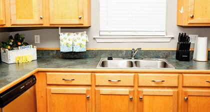 Hometown Hideaway Family Retreat King Suite 6 mi to Youngsville Sports Complex