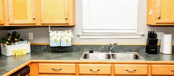Hometown Hideaway Family Retreat King Suite 6 mi to Youngsville Sports Complex