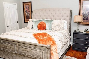 3 bedrooms, iron/ironing board, WiFi, bed sheets - Hometown Hideaway King Suite (Broussard)