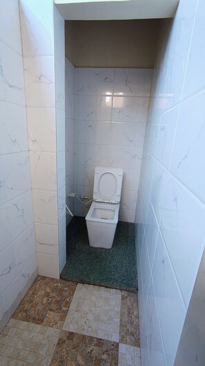 Firemannsrom, balkong | Bad | Dusj, håndklær, såpe og sjampo