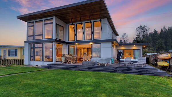 Chic Whidbey Island Waterfront Home W/ Hot Tub, Firepits + Views - Coupeville, WA