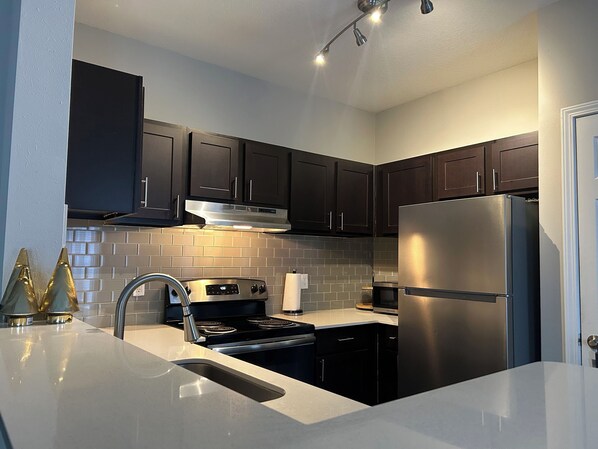 Kühlschrank, Mikrowelle, Ofen, Herdplatte