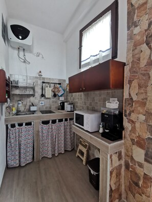 Mikrowelle, Ofen, Herdplatte, Wasserkocher mit Kaffee-/Teezubehör